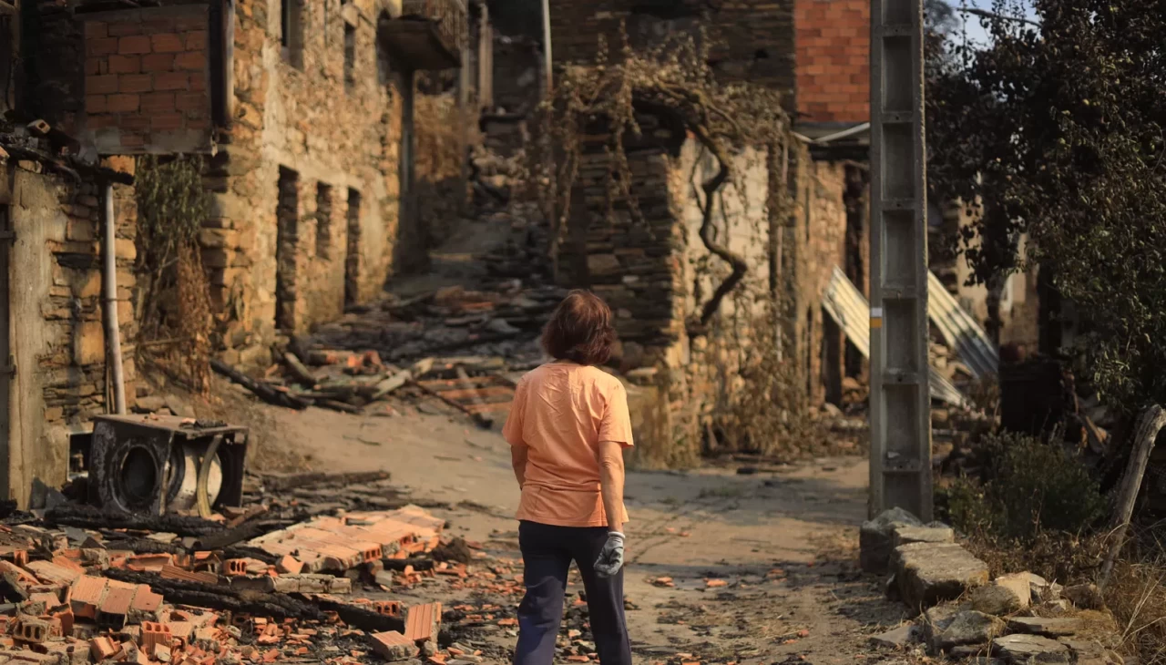 Alevler binaları yıktı, halk ve askerler enkaz kaldırıyor