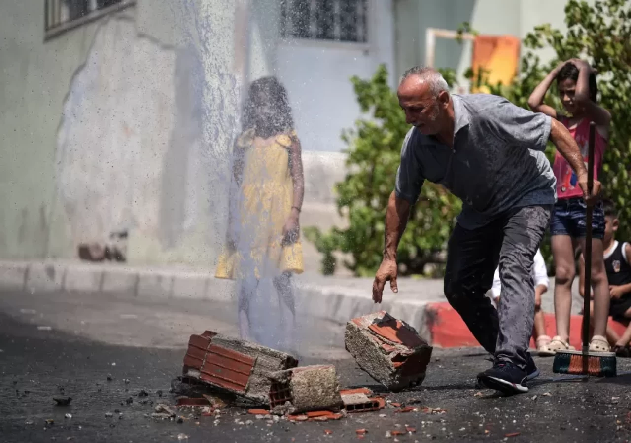 İZSU patlayan su borusunu tamir etmedi, mahalleli isyan etti