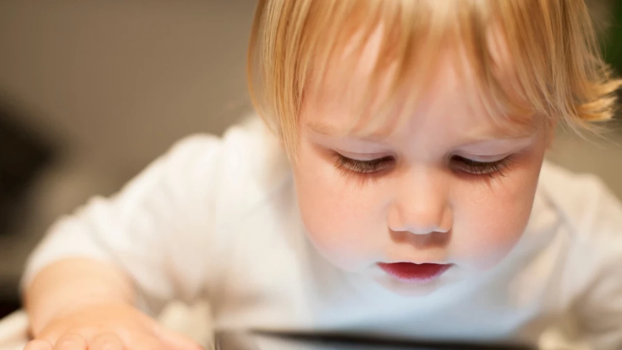 Tablet izleyen çocuklara dikkat! Kalp hastalıklarına neden olabilir