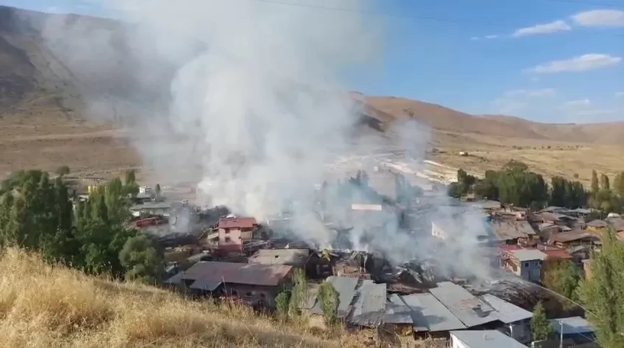 Erzurum'da Kırmızıtaş köyündeki yangında 15 ev küle döndü