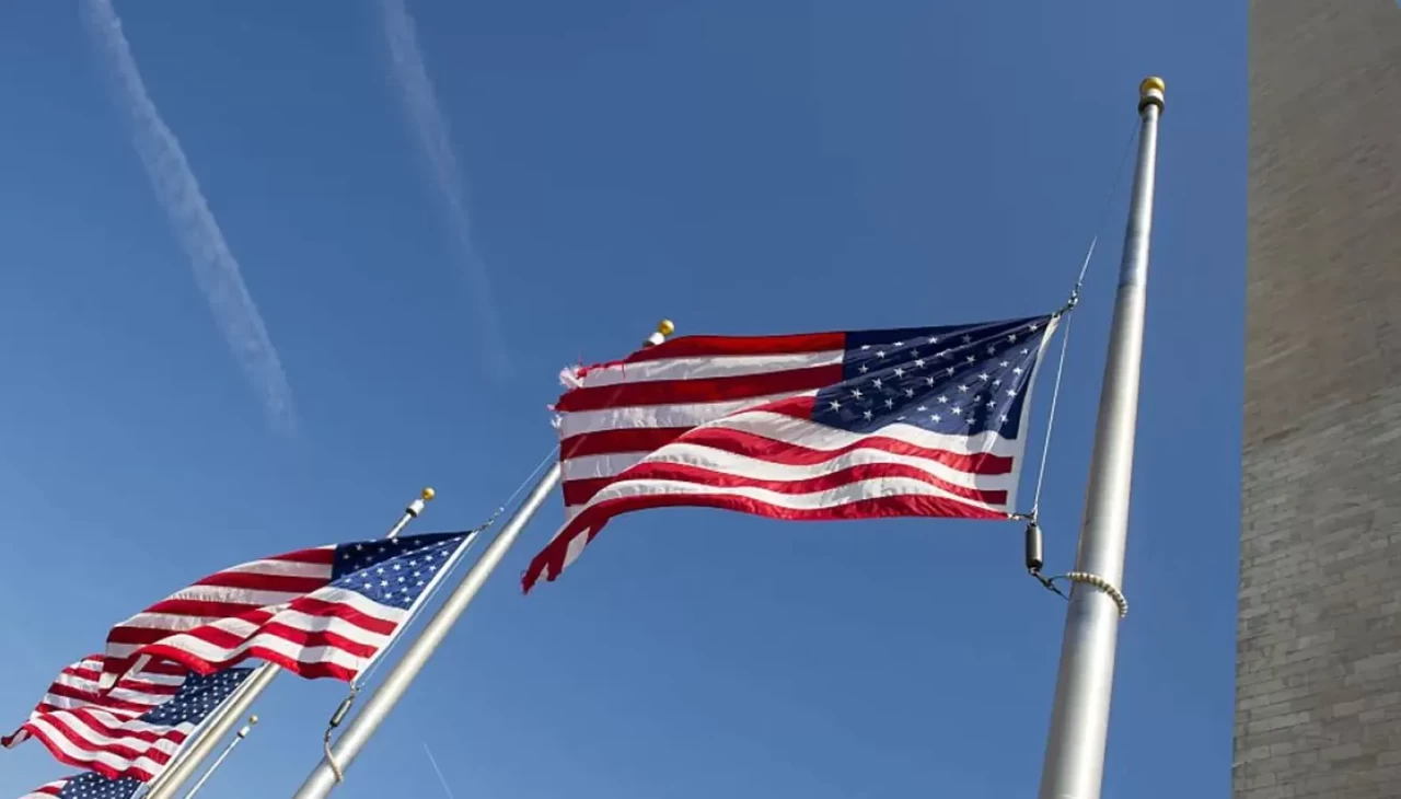 ABD’de ilkokul saldırısının ardından bayraklar yarıya indirildi