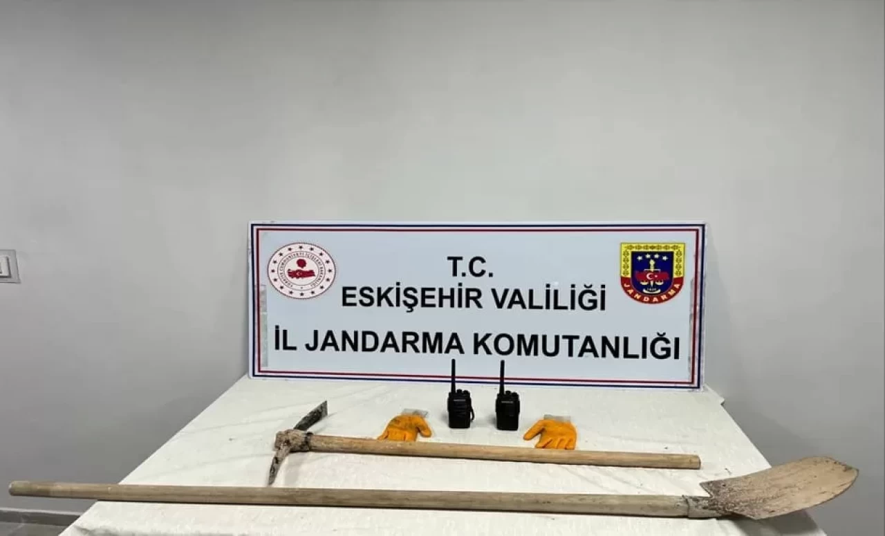 Kaçak kazı yapan şahısları jandarma suçüstü yakaladı