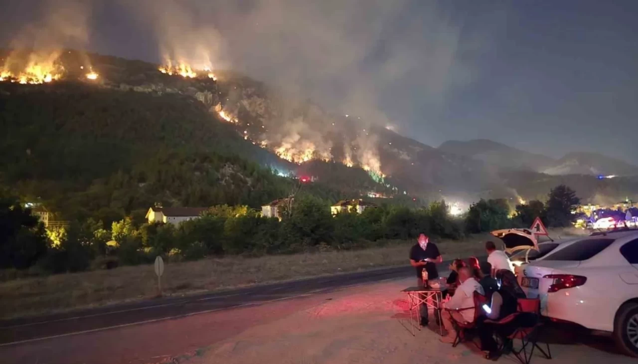 Orman yangınını kamp sandalyesine yaslanıp izlediler