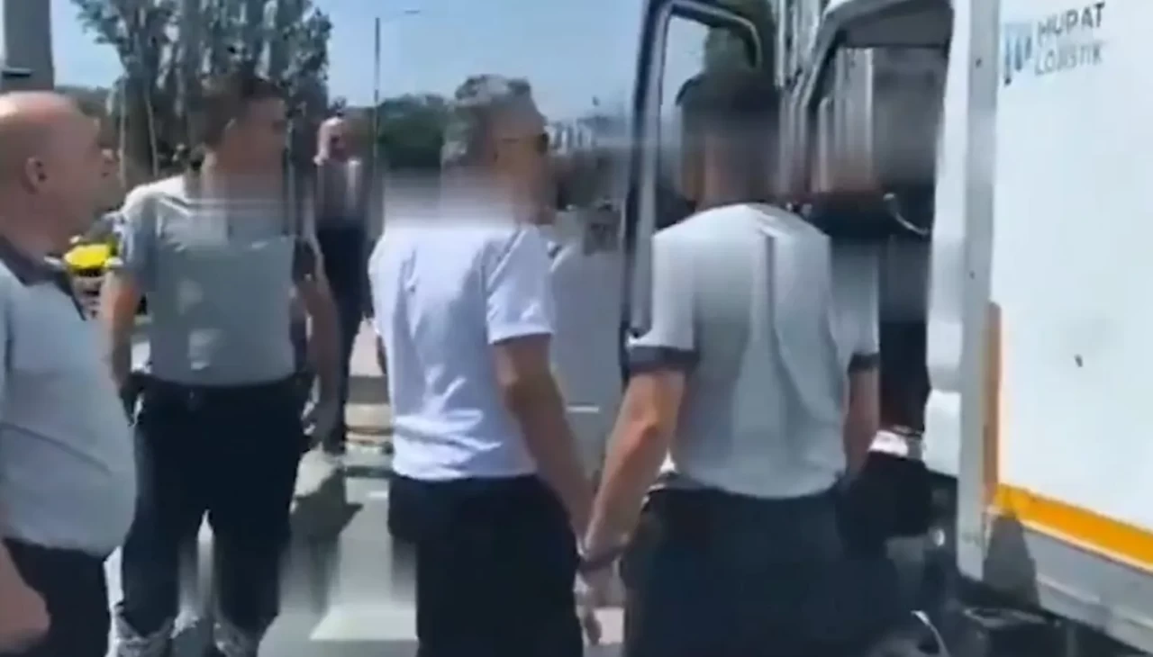 Tartıştığı sürücünün önünü kesip aracına saldıran kamyonet şoförü gözaltında