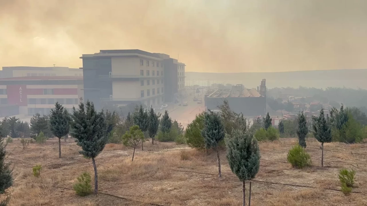 Çanakkale yangınında alevler hastaneye yaklaştı, kampüs boşaltılıyor
