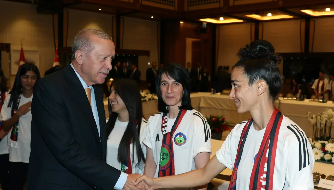Cumhurbaşkanı Erdoğan, Yüksekovaspor Kadın Futbol Takımı'nı kabul etti
