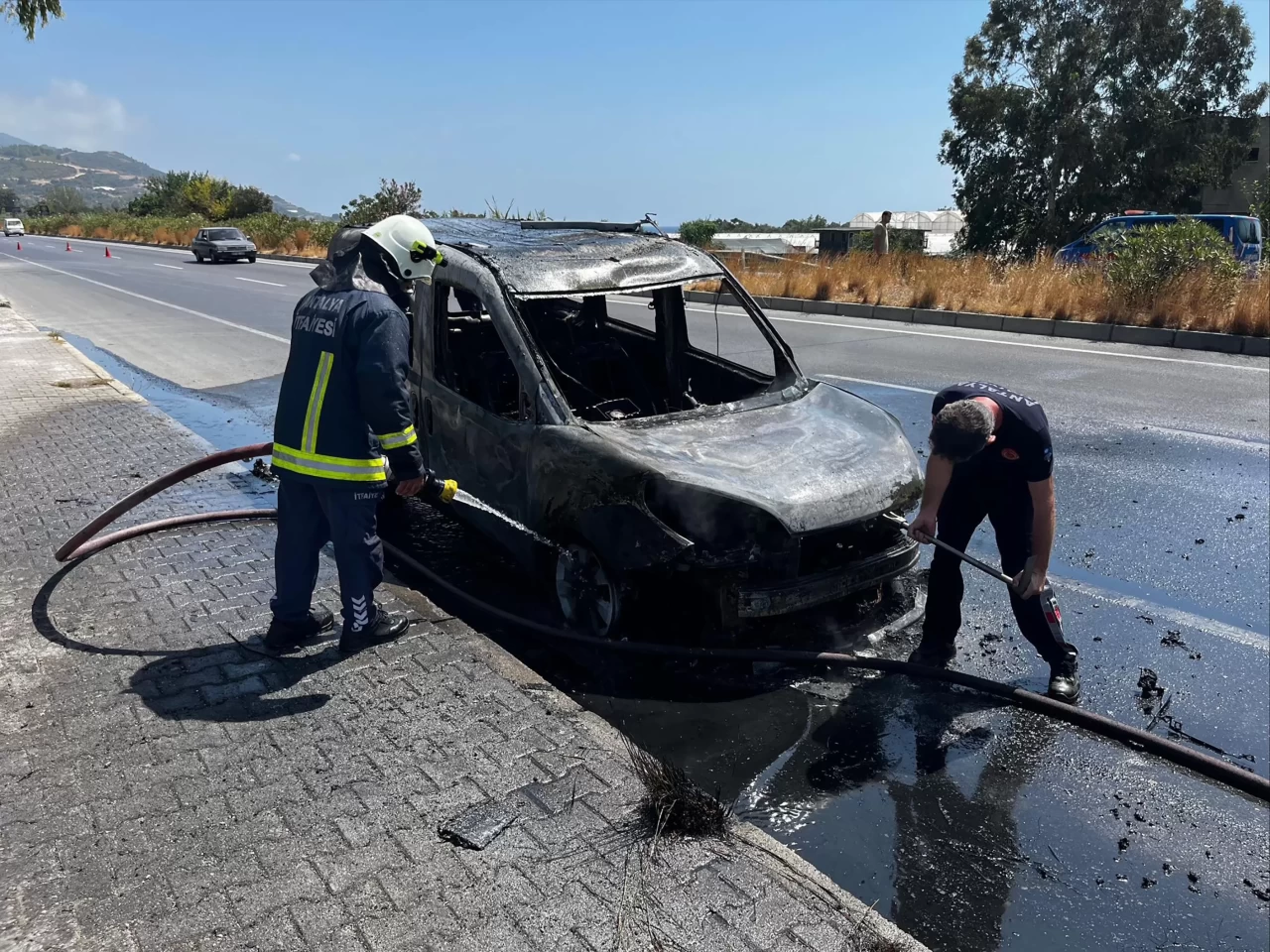 Alanya'da seyir halindeyken alev alan taksi kullanılamaz hale geldi
