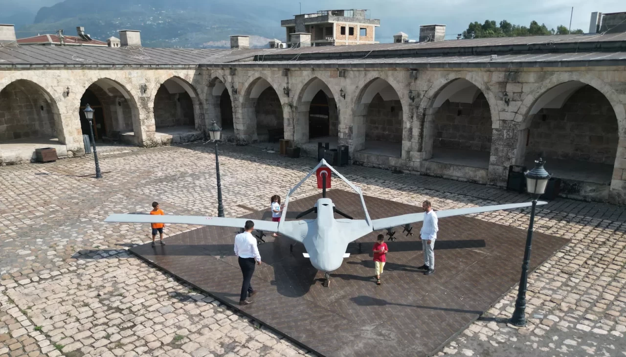 Görünümüyle mest eden yarım ton ağırlığındaki ahşap Bayraktar TB2 maketini 30 günde yaptılar