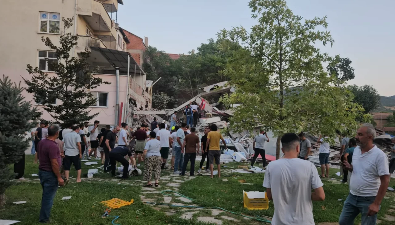 6.1'lik deprem sonrası Sındırgı Belediye Başkanı'ndan açıklama: İlk tespitlere göre 10 binamız yıkıldı
