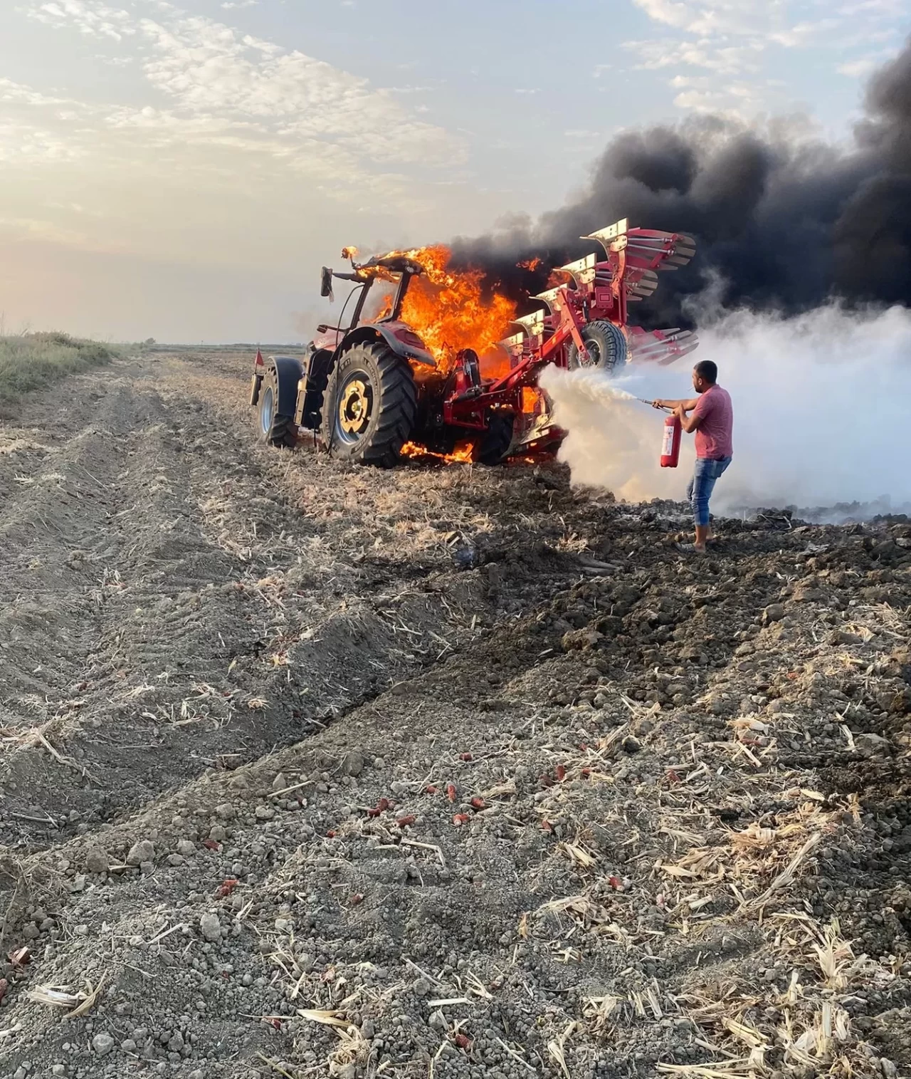 Adana'da traktörde çıkan yangın söndürüldü