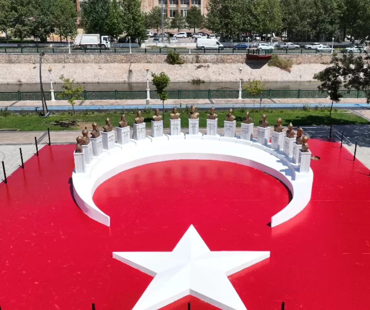 Tokat Belediyesi’nden Yeşilırmak kenarına Türk devletleri ve Türk büyükleri anıtı