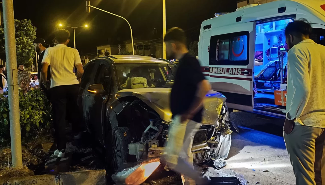 Kavşakta iki araç çarpıştı: 7 yaralı