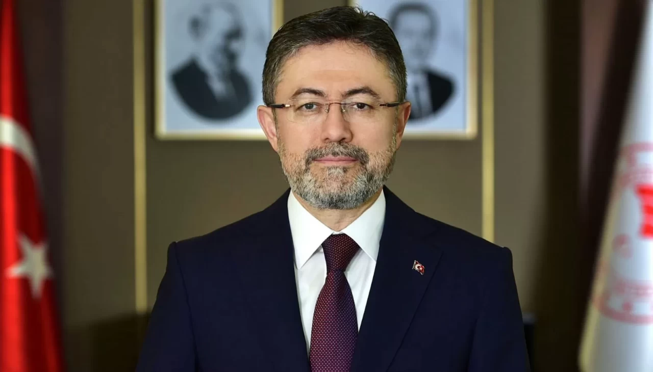 Bakan Yumaklı: "Uçağımız havaalanına dönerken acil iniş yapmıştır"