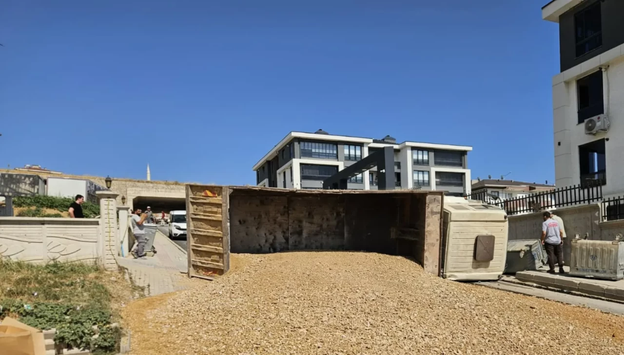 Bursa'da freni boşalan kamyon sitenin duvarına çarparak devrildi