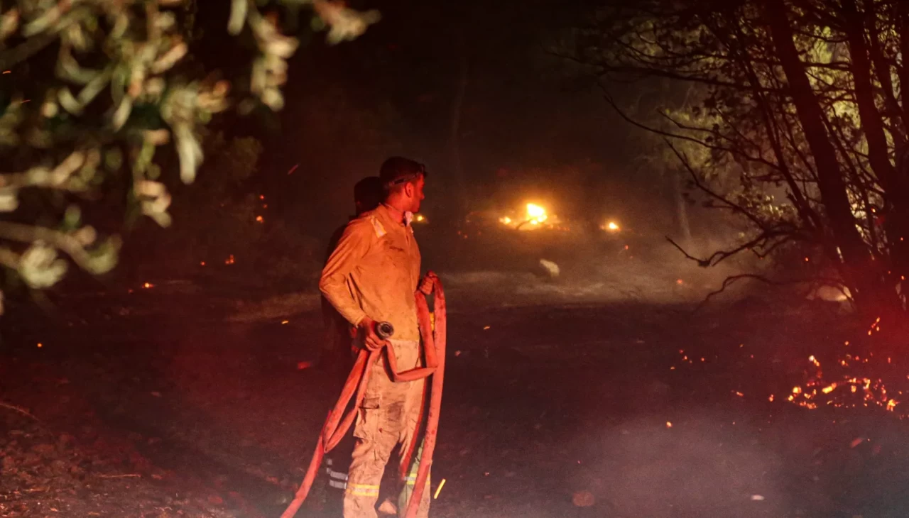 Yangın alanından gelen çarpıcı görüntüler! Orman ekibi alevlerin arasında kaldı