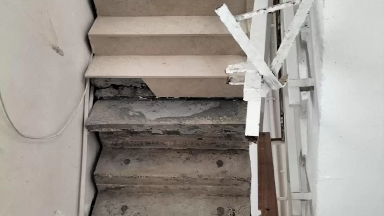 Adana'da merdiven çöktü! 20 kişi mahsur kaldı