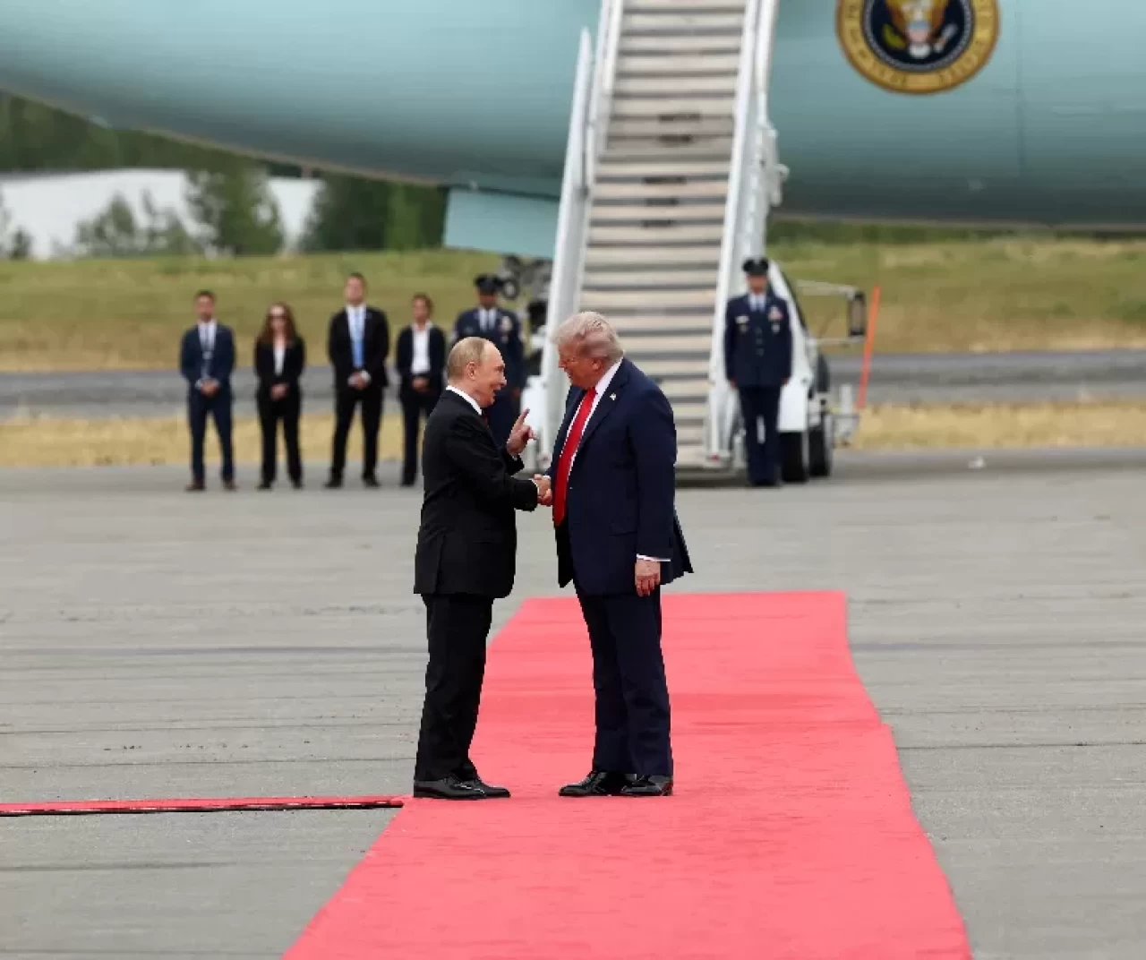 Nefesler tutuldu: Alaska'da tarihi zirve! Trump ve Putin bir araya geldi