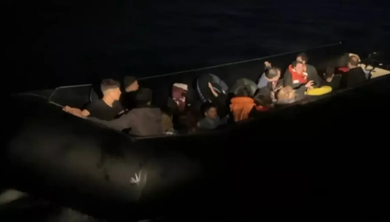 İzmir'de 48 düzensiz göçmen kurtarıldı, 58 düzensiz göçmen yakalandı