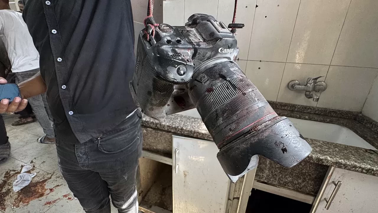 İsrail hastaneye saldırdı: 5'i gazeteci en az 15 kişi hayatını kaybetti