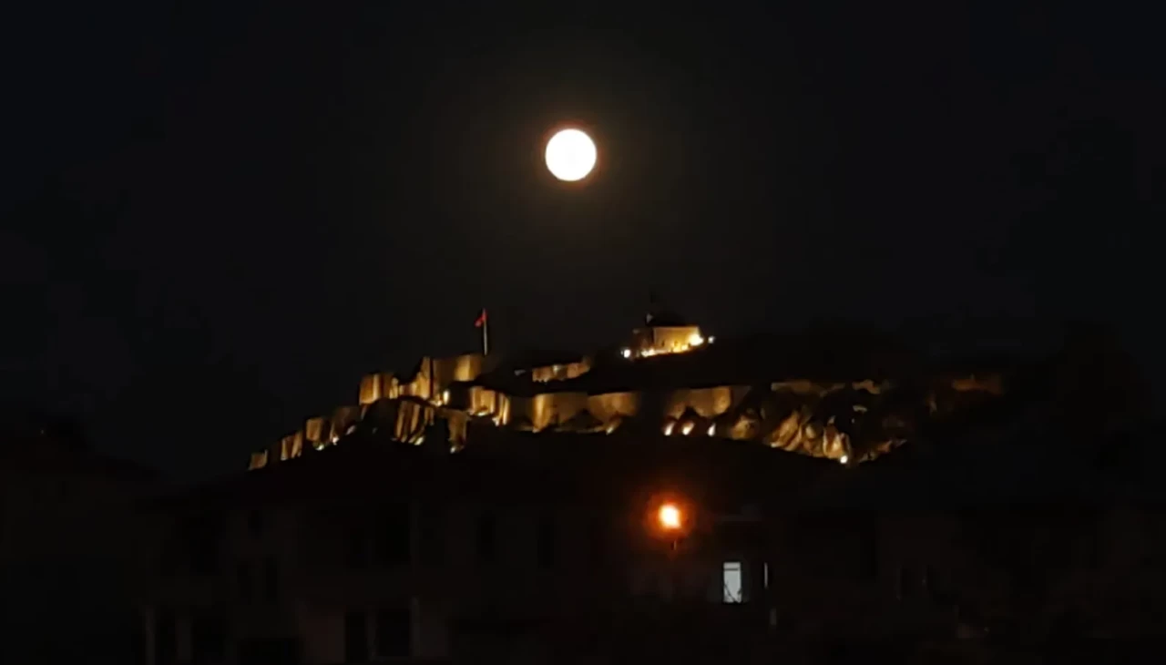 Dolunay, Van Kalesi’yle buluştu