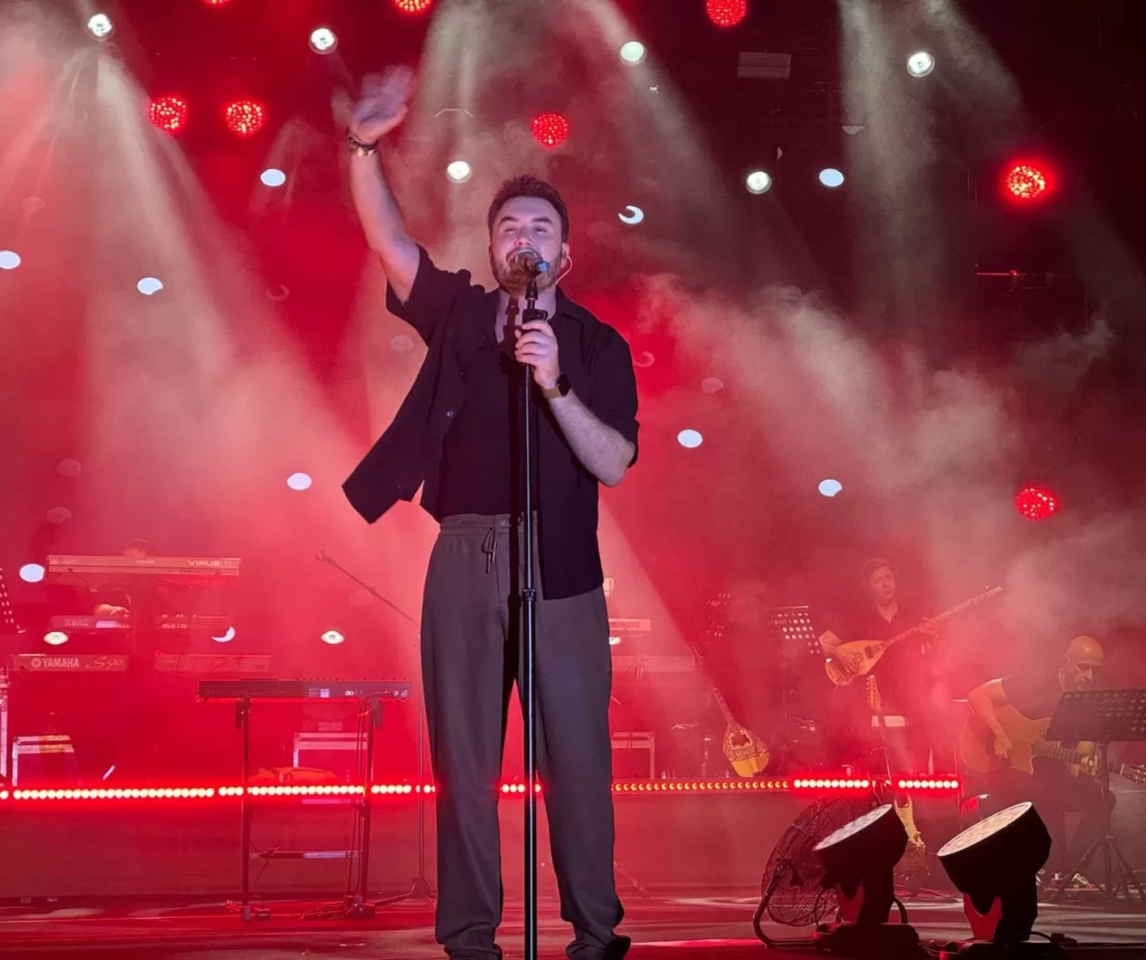 Kahramanmaraş Uluslararası Geleneksel Ağustos Fuarı'nda şarkıcı Mustafa Ceceli sahne aldı