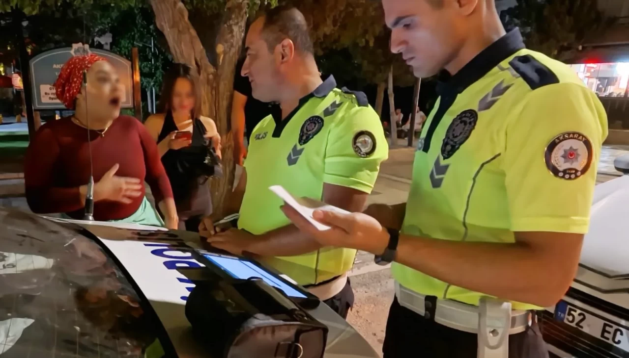 Ehliyetine el konulan alkollü kadın sürücü, "Neyse, 6 ay artık gizli kaçak kullanacağız" sözleriyle de memurları şoke etti