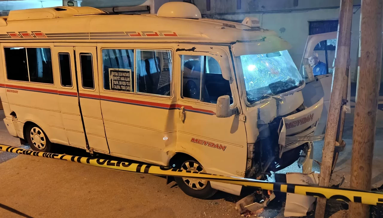 Adana'da dolmuşa silahlı saldırı: Sürücü yaralı halde 600 metre sürdü ama kurtarılamadı