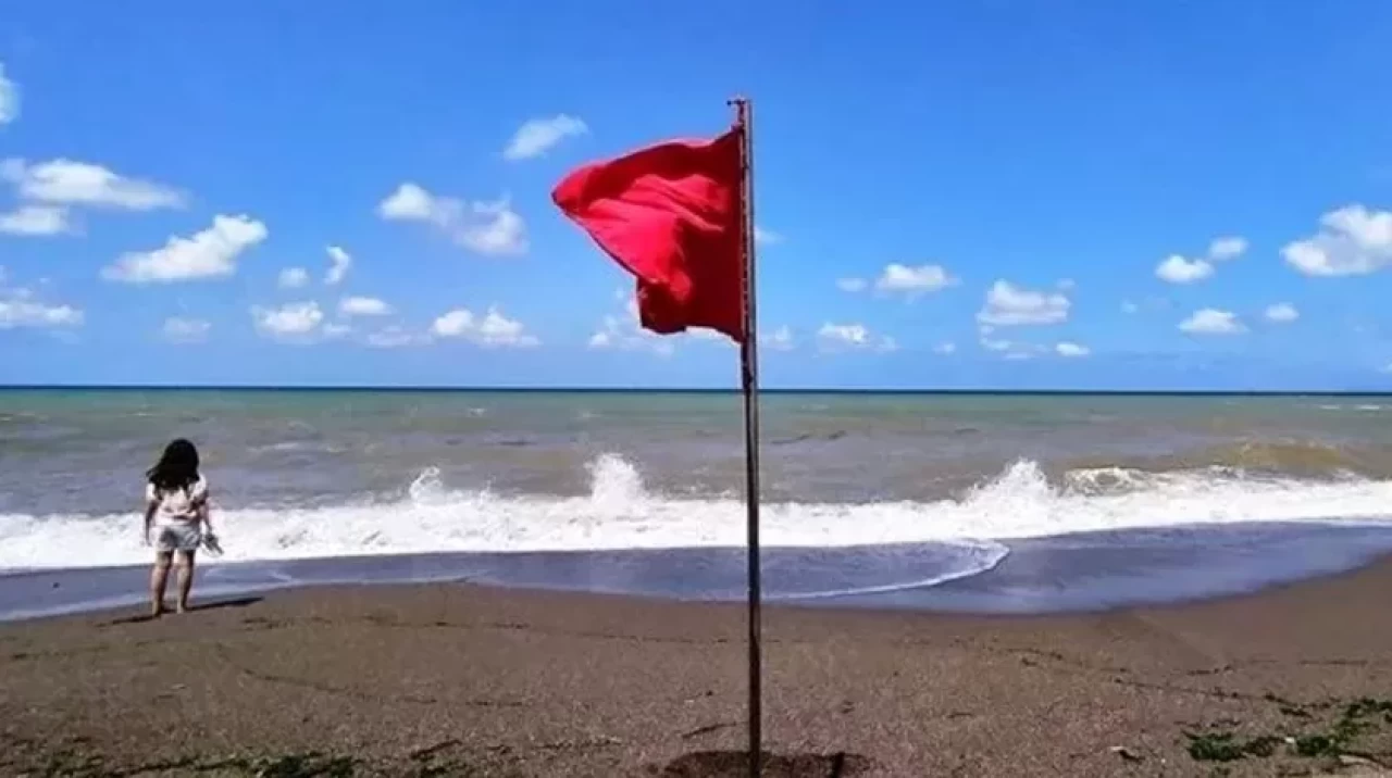 Kırmızı bayraklar çekildi! Ölümcül tehlike bugün de sürüyor, denize girmek yasak