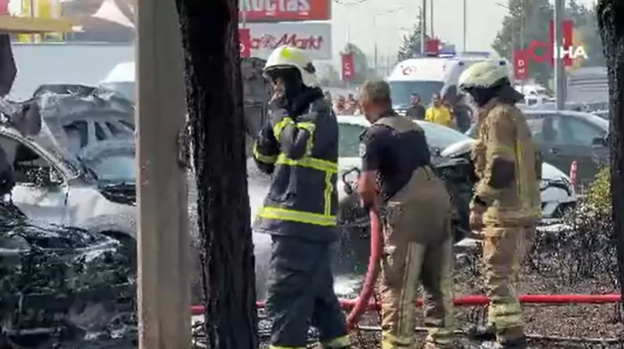 Bursa'da AVM otoparkında yangın: 6 araç kül oldu