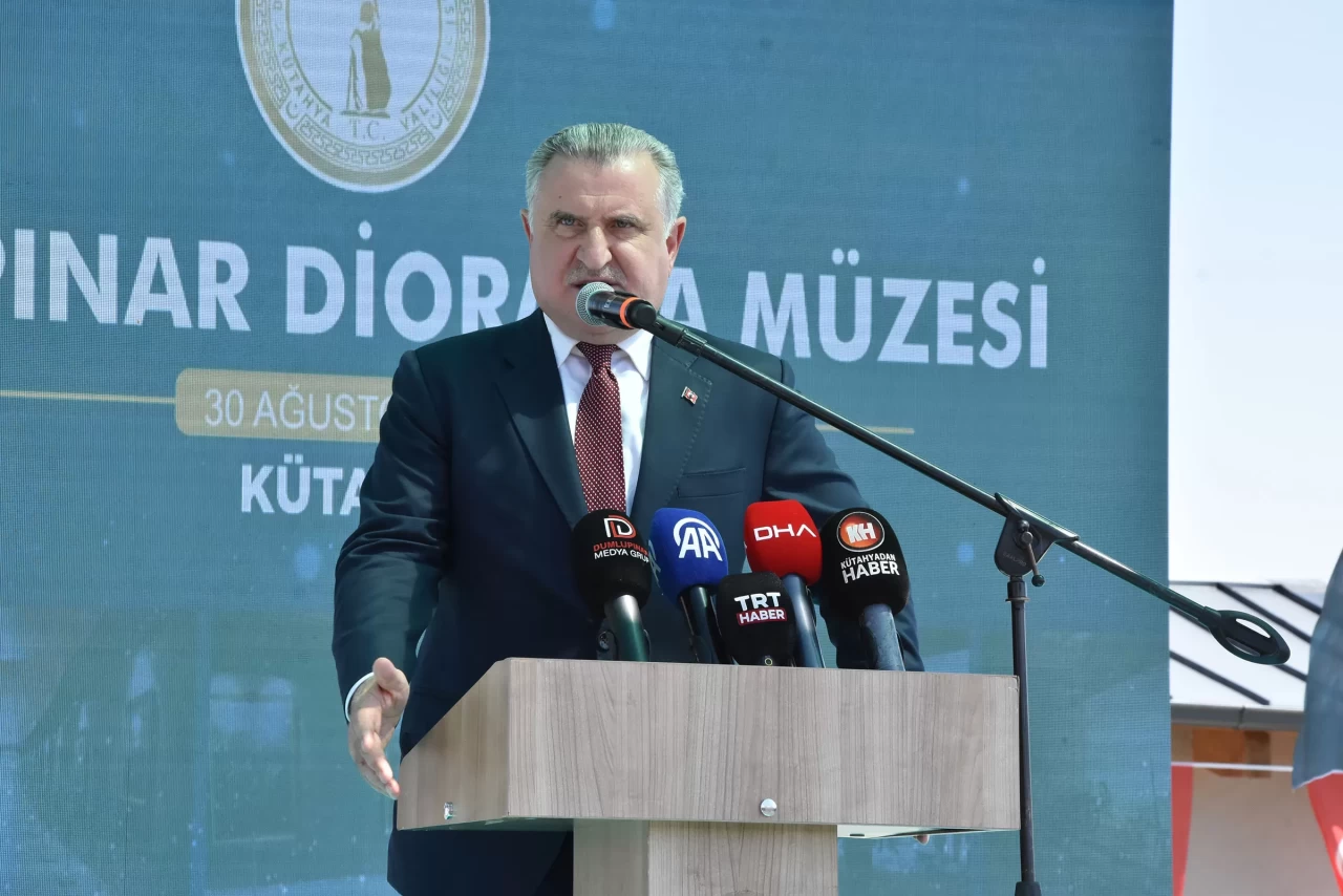 Bakan Bak: Geleceğe gençlerimizle yürüyeceğiz