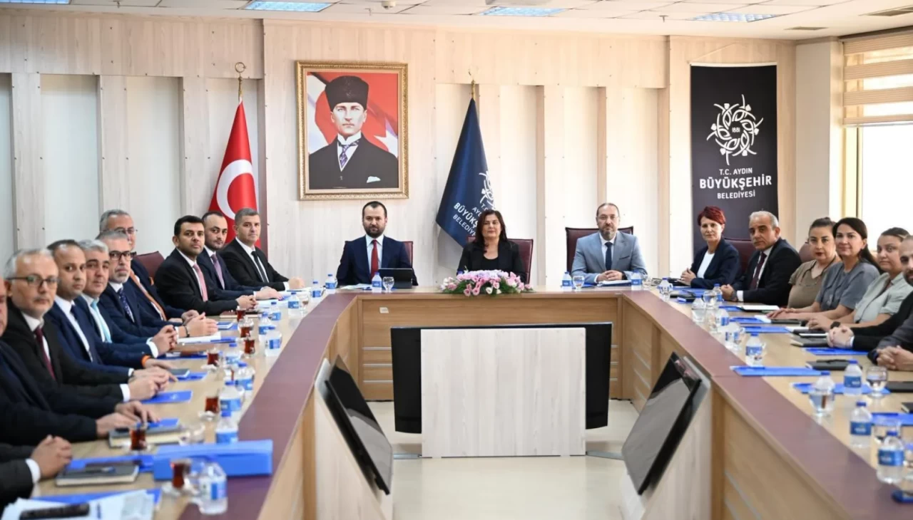 CHP’den AK Parti’ye geçen Özlem Çerçioğlu ilk toplantısını gerçekleştirdi