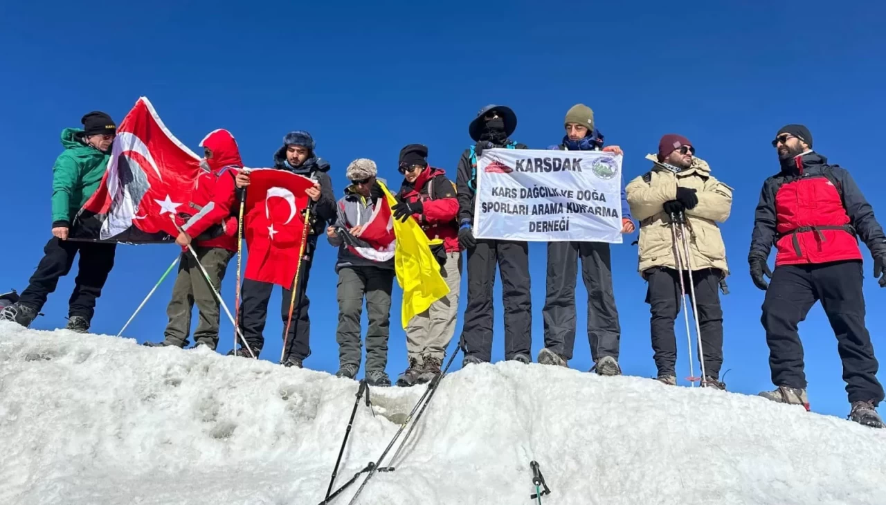 12 sporcu 30 Ağustos'ta Ağrı Dağı'nın zirvesine ulaştı