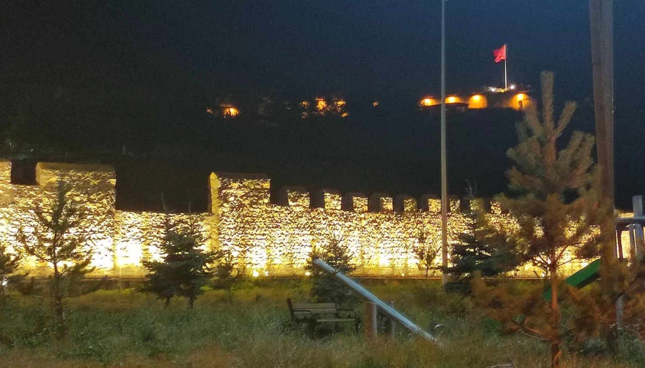 Tarihi Ardahan Kalesi ışıklandırıldı