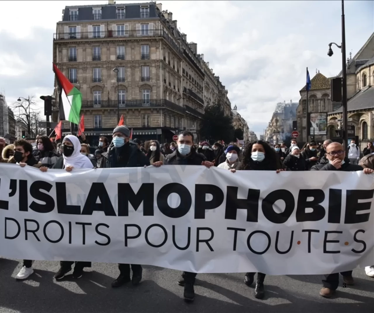 Fransa'da İslamofobik çıkartmalar yapıştıran kişiye 6 ay tecilli hapis cezası verildi