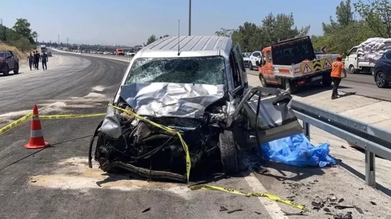 Tek şeride düşen yolda feci kaza! İki araç birbirine girdi: Ölü ve yaralılar var
