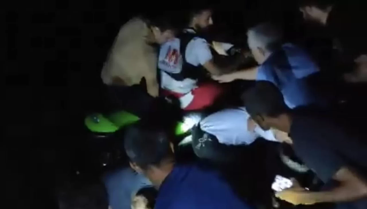 Nehirde mahsur kalan 5 kişi kurtarıldı