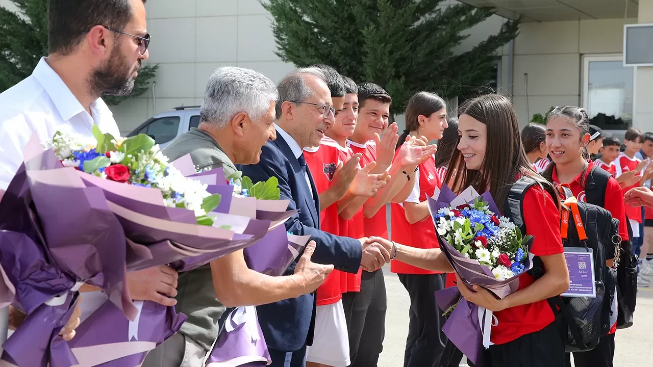 Avrupa ikincisi Edibe Yağız, Van’da çiçeklerle karşılandı