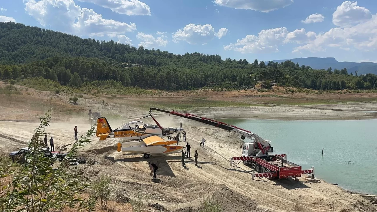 Burdur'da kaza kırıma uğrayan uçak gölden çıkarıldı