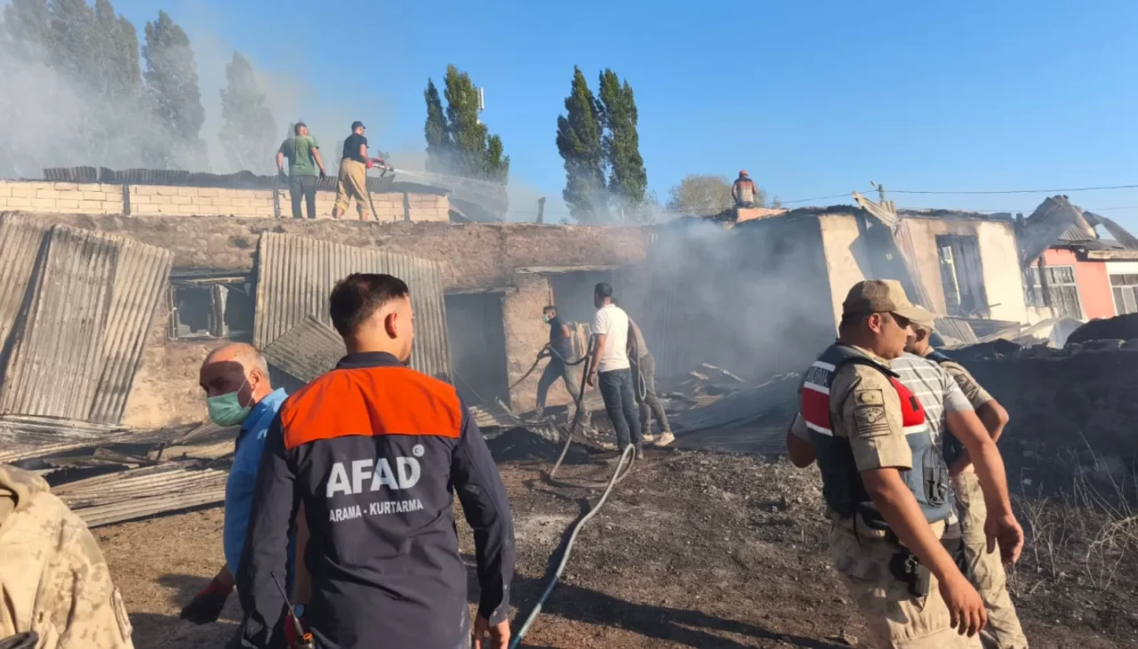 Kars'ta çıkan yangında 4 ev, 2 samanlık ve 1 ahır kullanılamaz hale geldi