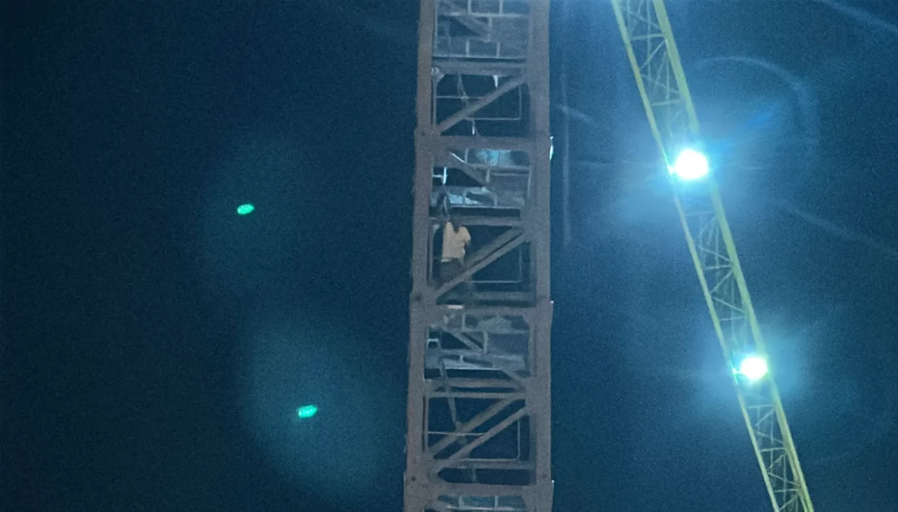 Kule vinçte intihar girişimi! Eşi ve yeğeni ikna etti