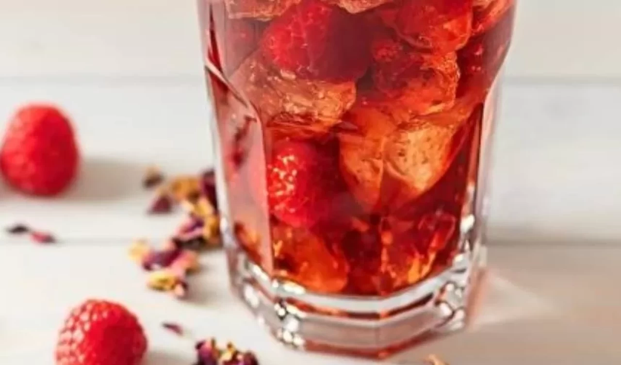 Yaz aylarında çocuklar için sağlıklı alternatif! Berry hibiscus içeceği