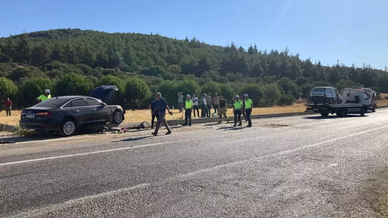 Manisa'da iki otomobil çarpıştı: 3 ölü