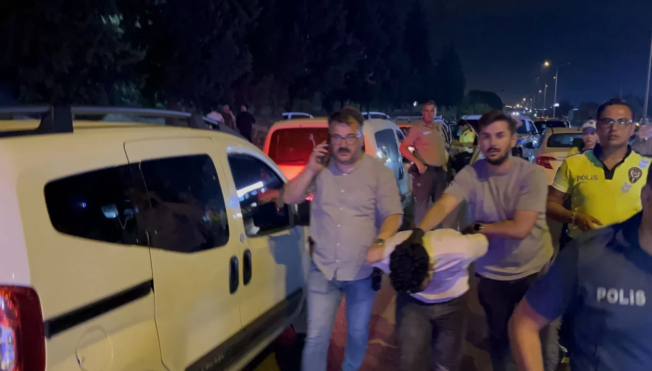 Göçmen kaçakçıları polisten kaçarken kaza yaptı: Otomobilden balık istifi 9 kişi çıktı