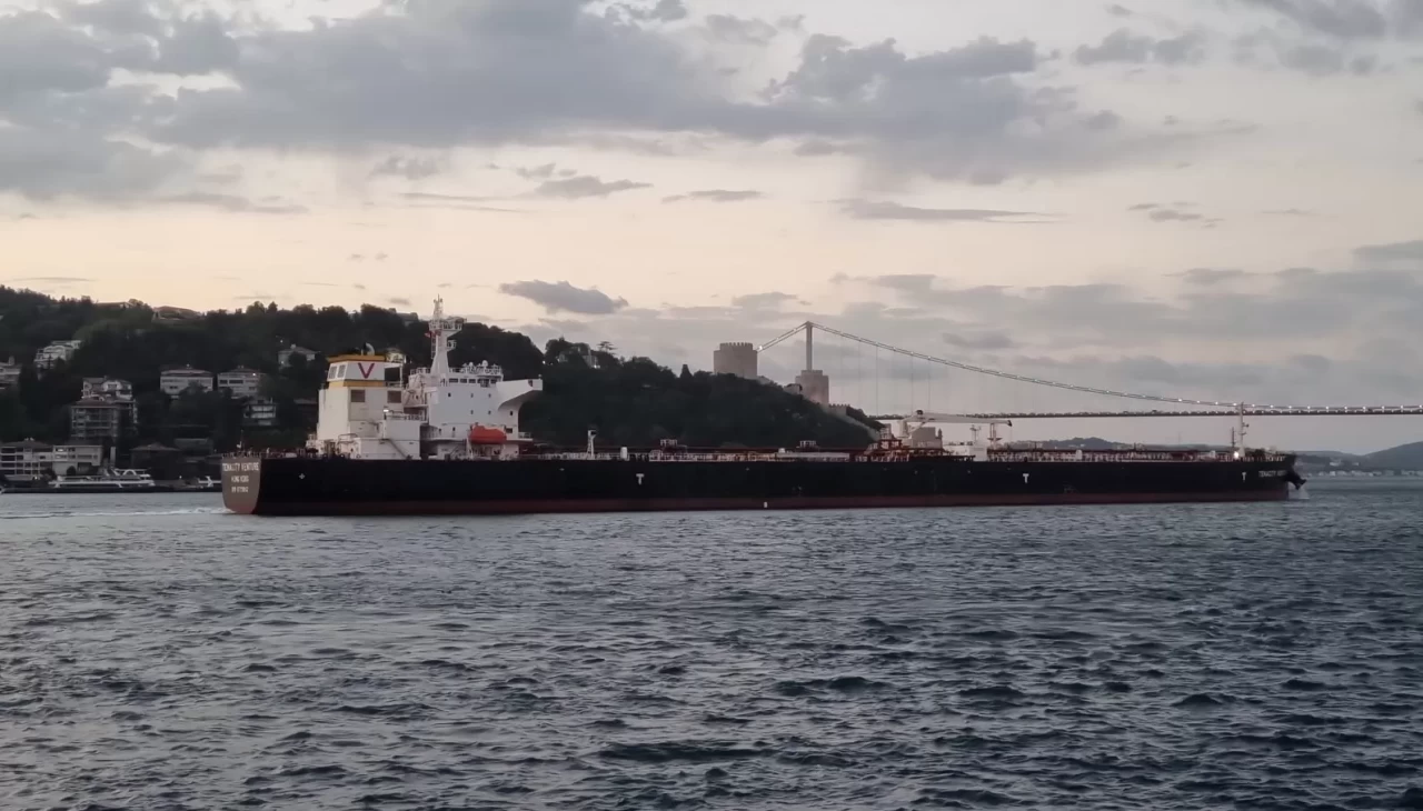 İstanbul Boğazı arızalanan petrol tankeri nedeniyle gemi trafiğine kapatıldı