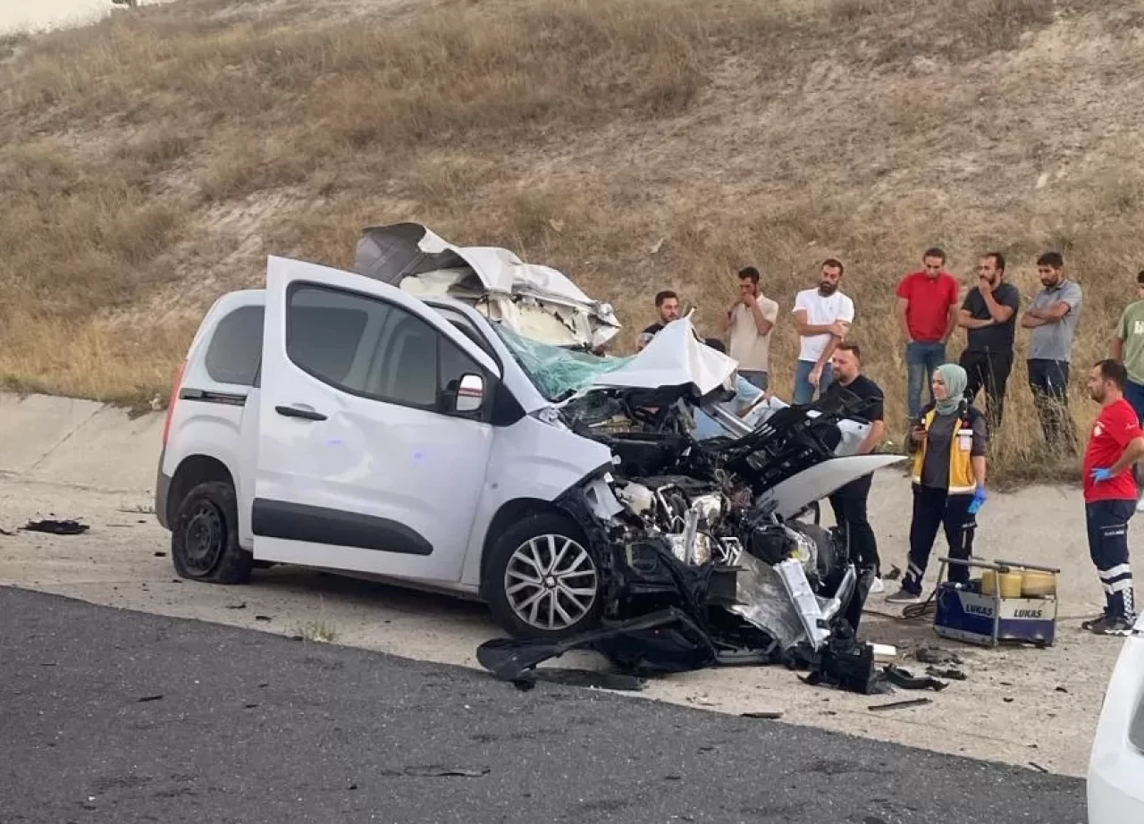 Nevşehir'de feci kaza: Tıra çarpan hafif ticari aracın sürücüsü hayatını kaybetti!