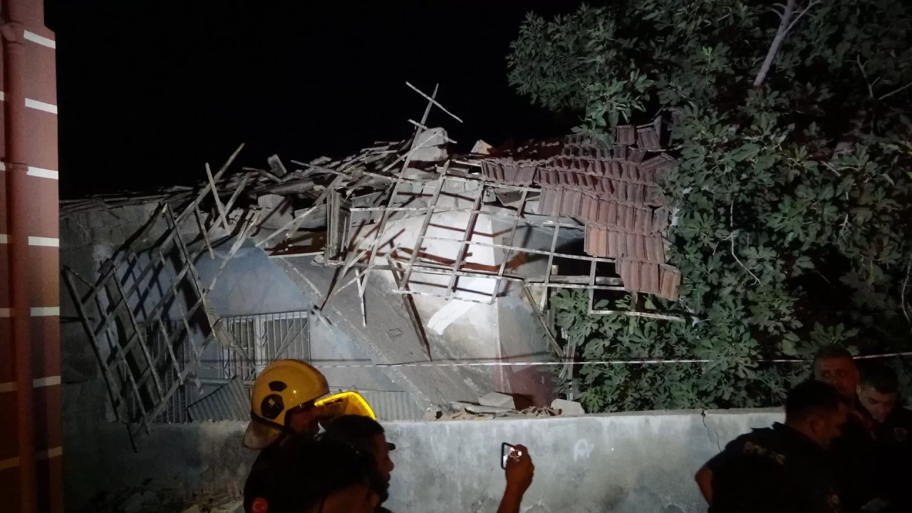 Malatya'da depremde hasar gören evin çatısı çöktü