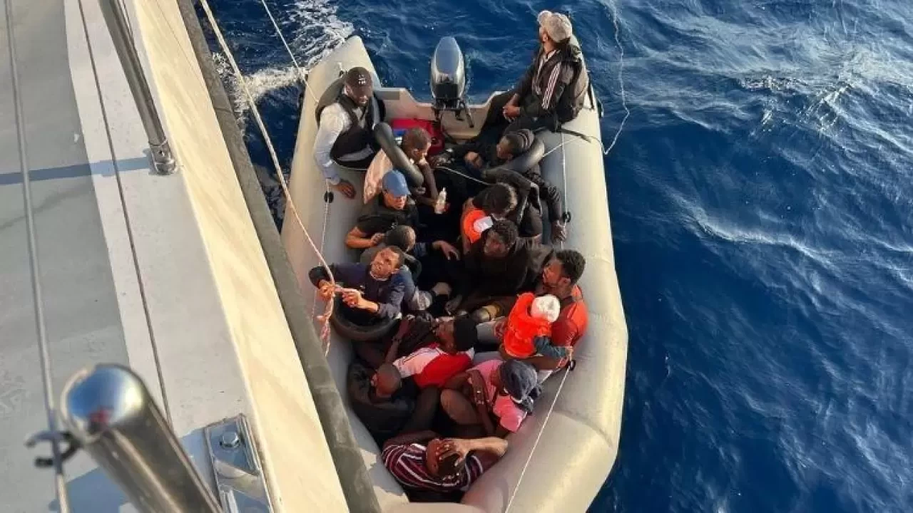 İzmir açıklarında düzensiz göçmen operasyonu: 18 kurtarıldı, 16 yakalandı