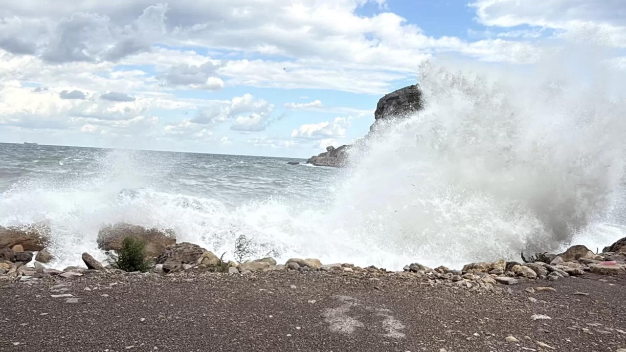 Amasra'da fırtına: Dalga boyu 5 metreye ulaştı