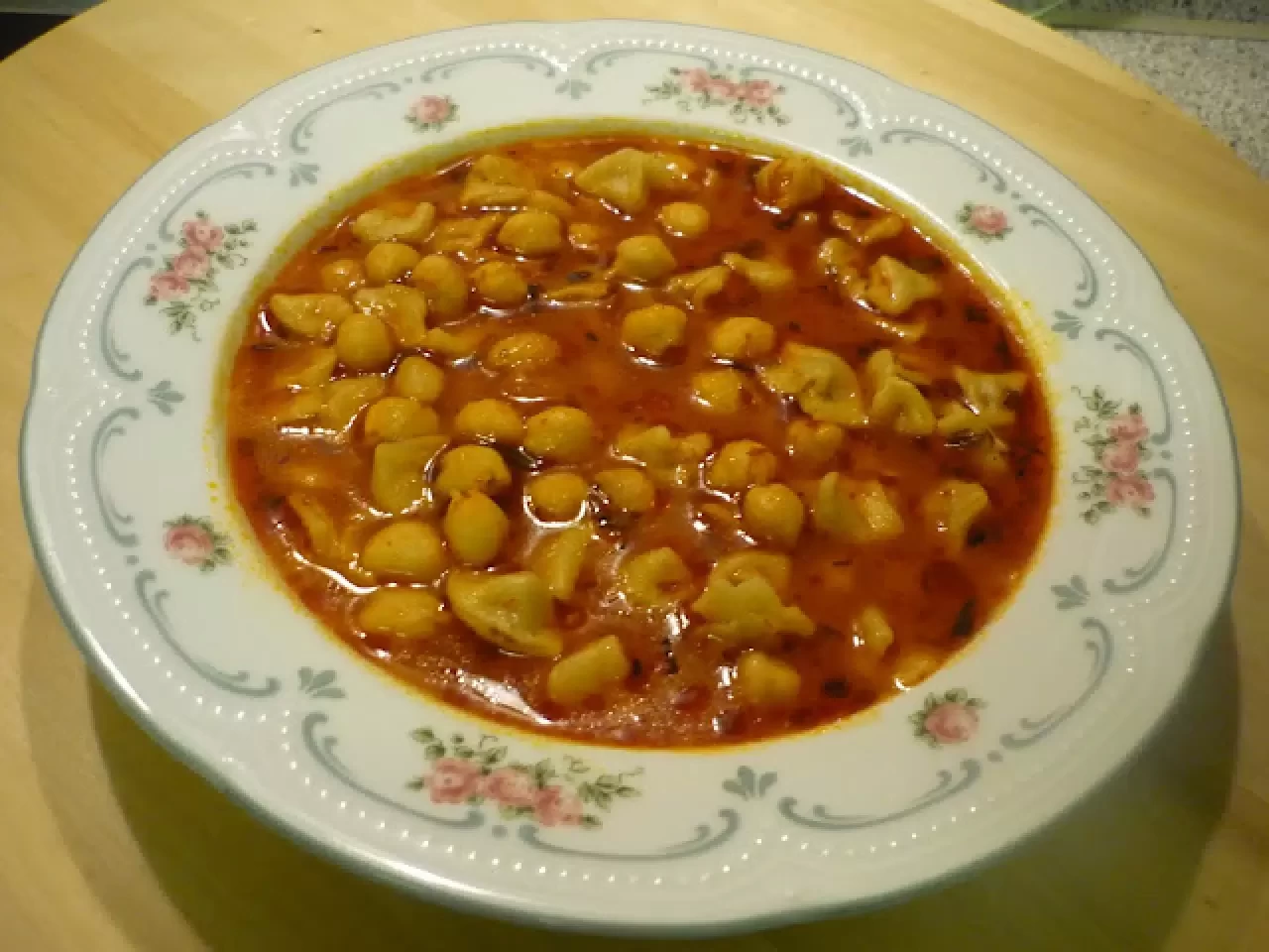 Nohutlu Mantı Çorbası Tarifi: Besleyici ve Lezzetli Sofraların Yıldızı