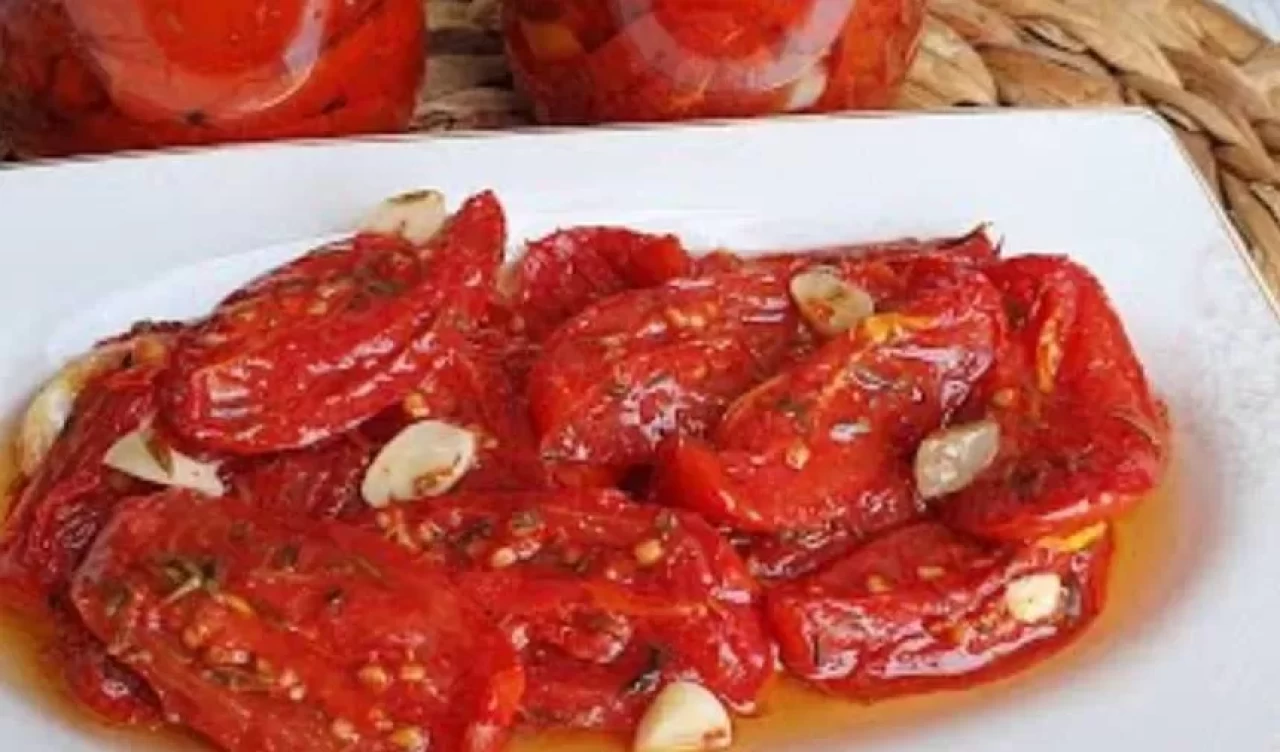 Közlenmiş domatesli kahvaltılık tarifi